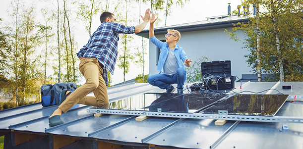 Opwek, teruglevering, salderen, afbouw van een salderingsregeling en bruto verbruik. Allerlei termen die komen kijken bij het hebben van zonnepanelen. Wat is het nu precies en nog belangrijker, hoe kan ik optimaal mijn zonne-energie benutten? Wij leggen het je uit. Wat is terugleveren? Met zonnepanelen wek je zelf duurzame stroom op. Deze opgewekte stroom gebruik je allereerst zelf in huis, ook wel je brutoverbruik genoemd. Is er dan nog stroom ‘over’, dan lever je het overschot terug aan het elektriciteitsnet. Dit noemen we terugleveren. Wat is salderen? Die teruggeleverde stroom wordt door je energieleverancier verrekent met de stroom die je hebt afgenomen. Dit is wettelijk verplicht. Dit noemen we salderen. Alleen over je netto verbruik, ofwel je afgenomen stroom minus je teruggeleverde stroom, betaal je verbruikskosten, energiebelasting en BTW. Als je uiteindelijk meer energie hebt opgewekt dan verbruikt krijg je een terugleververgoeding en kom je dus op een negatieve stroomrekening. De hoogte hiervan is afhankelijk van het contract die je met je energieleverancier hebt. Energiemeter Om je teruglevering daadwerkelijk vergoed te krijgen is het essentieel dat je energiemeter geschikt is om terug te leveren. Met de nieuwe energiewet wordt een meter die levering en teruglevering apart registreert verplicht. Normaal gesproken een slimme meter, maar je kunt die eventueel 'administratief uit' laten zetten. Wil je weten of je een slimme meter hebt? Wij leggen het je hier uit. Hoe lang kunnen we stroom nog terugleveren? De overheid is van plan om de salderingsregeling vanaf 1 januari 2025 af te bouwen. Dit betekend dat je vanaf dan elk jaar iets minder mag salderen per jaar tot aan 2031. Dan mag je niets meer salderen. Zijn zonnepanelen na 2025 nog interessant? Vooral als je slim omgaat met jouw opgewekte zonne-energie en dus op het moment dat je veel opwekt meer stroom verbruikt. Zo behaal je maximaal financieel voordeel uit je zonnepanelen. Het is hierbij wel belangrijk dat je real-time kunt sturen. Op je slimme meter of app van je energieleverancier zie je je totaal verbruikte energie. Je kunt hier dus niet zien hoeveel van die verbruikte energie geleverd is door jouw zonnepanelen, ook wel brutoverbruik genoemd. Energieverbruiksmanager Energieverbruiksmanager EnergyFlip geeft je live inzicht over hoeveel gas en elektriciteit je woning verbruikt. Met de uitbreidingsset zon lees je, naast de opwek en teruglevering van je zonnepanelen, ook jouw bruto verbruik uit. Zo monitor je jouw zonnepanelen optimaal en real-time en gebruik je de opgewekte duurzame stroom van je zonnepanelen nog slimmer. Tips om je zonne-energie optimaal te benutten Komt de zon achter de wolken vandaan? Zet die wasmachine (of andere energieslurper) aan! Dit is goed voor het milieu en je portemonnee! Pas wel op dat je niet alle energieslurpers tegelijk aan zet. Waarschijnlijk verbruik je dan meer stroom dan dat je opwekt met je zonnepanelen. Heb je een elektrische auto? Laad deze zo veel mogelijk op als je stroom opwekt (dus overdag). Check ook de mogelijkheden van je laadpaal om dit automatisch in te stellen. Overweeg het aanschaffen van apparaten die op elktra werken in plaats van gas. Denk hierbij aan een inductiekookplaat en/of het elektrisch verwarmen van je huis.